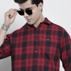 Men regular fit checkered spread collar casual shirt